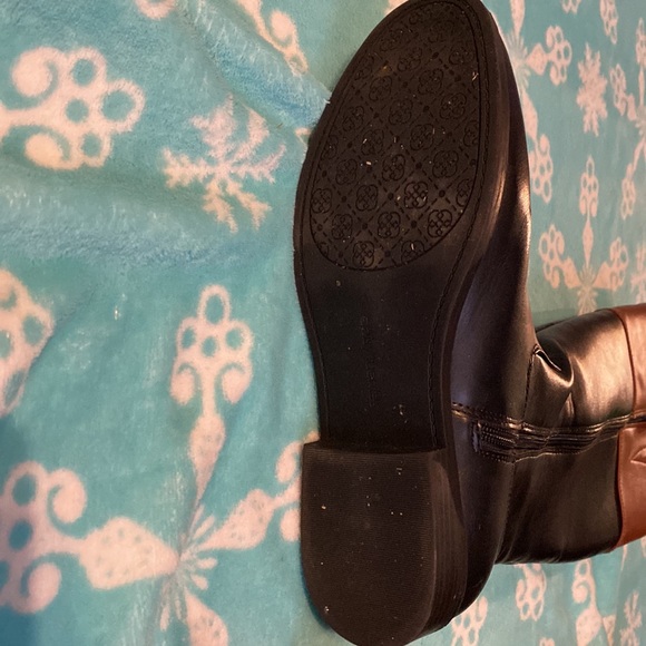 Black/brown with a gold symbol on top - Picture 3 of 6